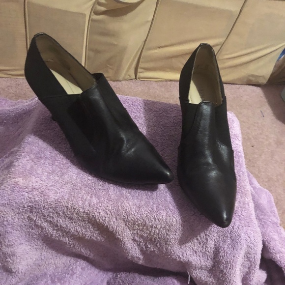 Comfortable Black Leather Sophisticated ankle booties 1920 pointed kitten heels - Picture 12 of 13